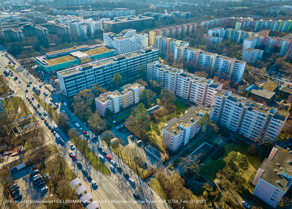 07.02.2023 - Luftbilder von der Montessori Schule im Plettzentrum Neuperlach